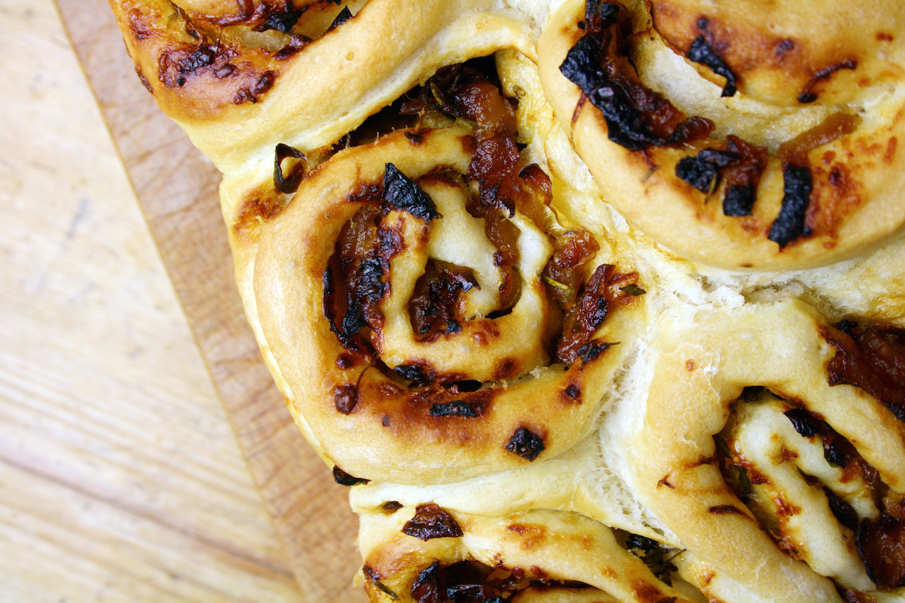 caramelised onion and cheddar ‘tear n share’ loaf