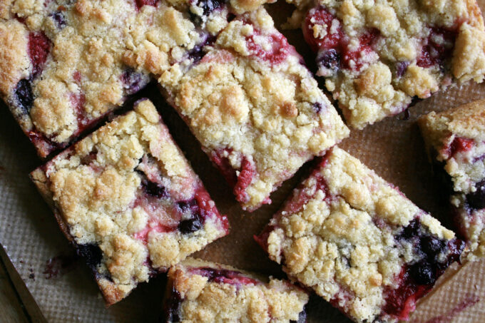 summer berry crumble bars