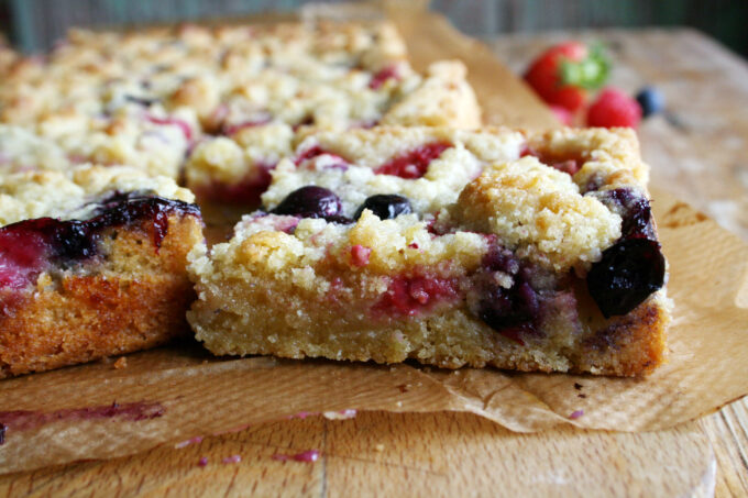 summer berry crumble bars