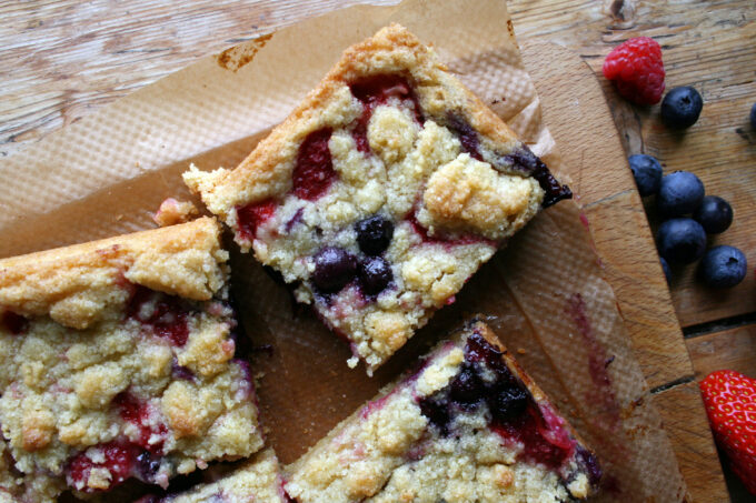 summer berry crumble bars