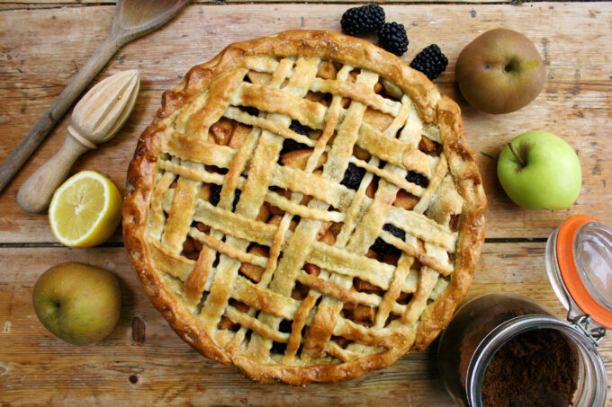 apple and blackberry pie